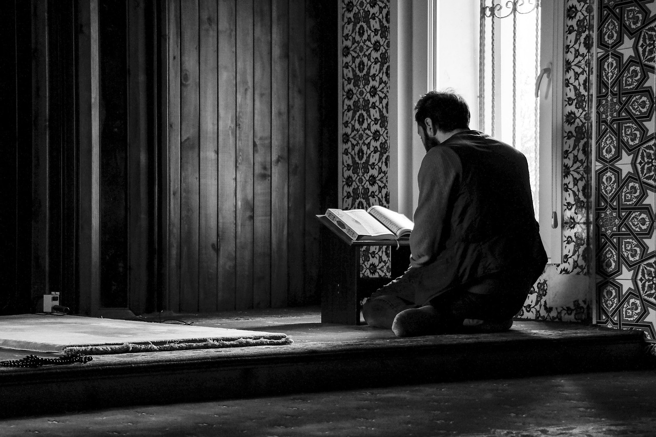 Étudiant lisant un livre arabe dans une mosquée