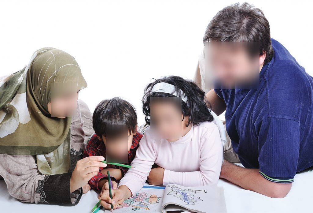 Parents aidant leurs enfants à étudier à la maison