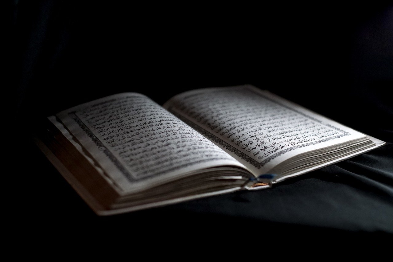 Coran ouvert illustrant les cours de tajwid en ligne